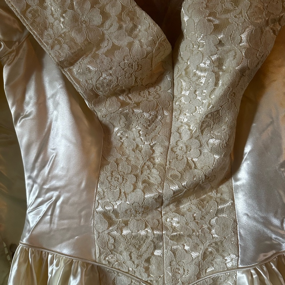 Satin & Lace Vintage Wedding Gown - Picture 3 of 10